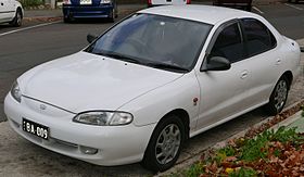 1998 Hyundai Lantra (J2) SE sedan (2015-06-08) 01.jpg